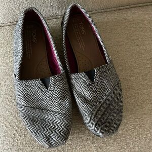 Tom’s size 7.5 black/white slip on shoes.